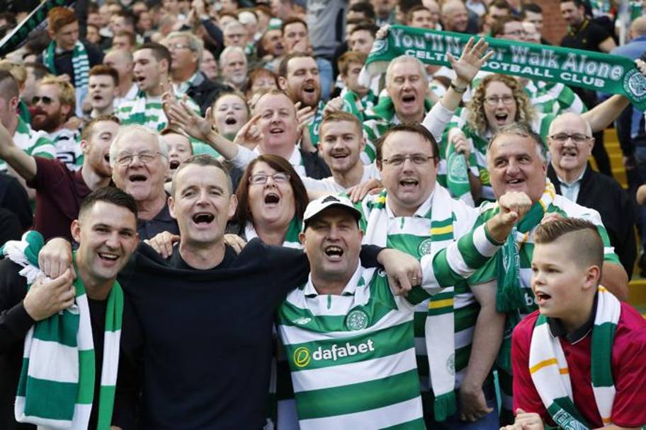 I supporter del Celtic si abbracciano sulle note del celebre inno 